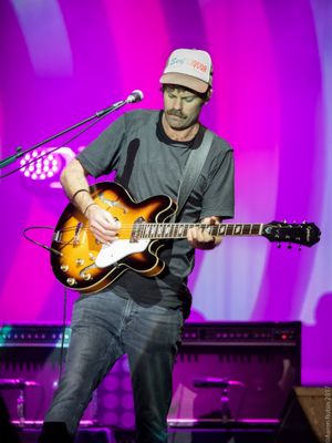 닐 핼스테드 (Neil Halstead) 2017년 캘리포니아주 오클랜드의 폭스 극장에서 공연