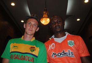 2015년 8월 살가오카 소속 대릴 더피와 함께 있는 오다파 오콜리에