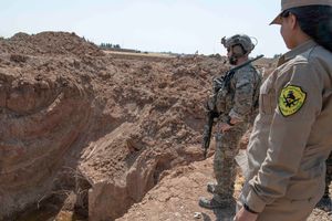 2019년 9월 16일, 미군과 Serê Kaniyê 군사 위원회 소속 SDF 대원이 YPG 요새 해체 작업을 감독하고 있다.