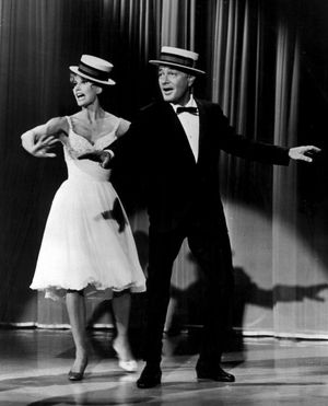 1964년 TV 프로그램 할리우드 팰리스(The Hollywood Palace)에서 공연하는 챠리세와 남편 토니 마틴