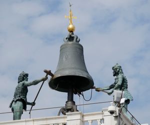 시계탑 꼭대기에서 시간을 알리는 "무어인" 조각상.