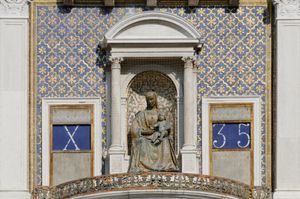 성모자와 아기 예수 및 시간을 표시하는 두 개의 파란색 패널이 있는 갤러리