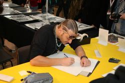 비앙키가 행사에서 그림을 그리는 모습