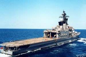 시라네함의 넓직한 헬기 이착륙 공간이다.