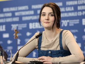 베를린 국제 영화제에서 질문에 답하는 플래니건