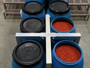 시라차 소스가 담긴 드럼