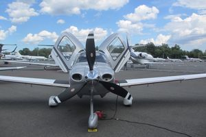 Cirrus SR22 정면