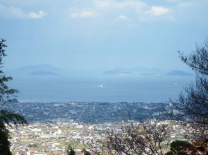 센유지에서 바라본 시사카섬. 사진 중앙 왼쪽에서 오른쪽으로, 카지섬, 묘진섬, 네즈미섬, 이에노섬, 미노섬이 차례로 보인다. 이에노섬 북쪽 일부는 네즈미섬 뒤에 가려져 있다. 시사카섬 너머로 우오지마 열도가 보인다.