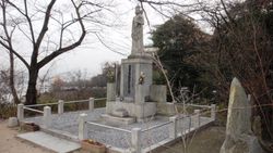 다카마쓰시에 놓인, 희생자들을 위한 위령비