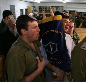 아슈케나즈 전통에 따르면 시편 24편은 평일, 로쉬 호데쉬, 축제에 토라 두루마리를 성궤로 옮길 때 낭송된다.