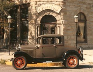 1930년대에 포드는 1931년형 포드 디럭스 쿠페와 같은 다양한 색상의 디럭스 모델을 생산했다.