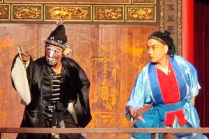 경극에서의 시천(왼쪽).