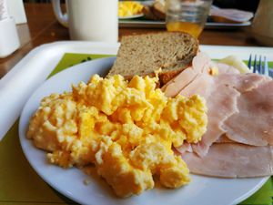 햄과 토스트와 함께 제공되는 스크램블 에그
