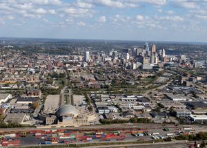 뮤직 홀과 시내를 마주보고 있는 위치