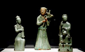 국립중앙박물관에 전시된 청자 입상.