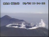 2018년 3월 9일. 분화구가 용암으로 채워져 있다.