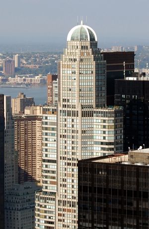 초창기에 "휘파람" 소리를 내어 논란을 일으킨 시티스파이어의 옥상