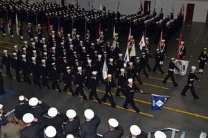 미 해군 훈련병들이 2011년 수료식에서 초기 훈련을 마치고 있다.