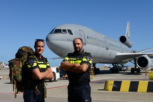 4월 27일: 추가 경찰 병력의 신트마르턴 도착