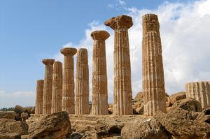 헤라클레스 신전의 잔해.