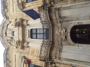 18세기 Castellania의 정문. 정의와 신중함을 묘사하고 있다.