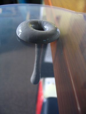 구멍에서 흘러내리는 실리퍼티.