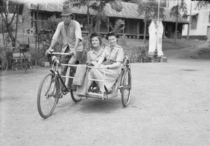 영국인 간호사가 휴가 중에 세발 자전거 택시를 타고 있다 (1946년경)
