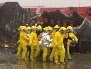 구조대원이 잔해에서 시신을 수습하고 있다.