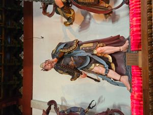 m}}의 조각상이다.