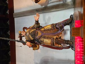 m}}의 조각상이다.