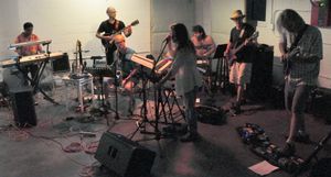 2013년 6월, 제19회 올림피아 실험 음악 축제에서 공연하는 씽킹 플레이그