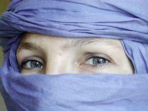 사막에서 바람과 모래로부터 보호하기 위해 착용하는 체체