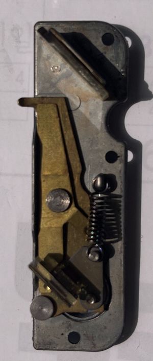 아거스 C3의 거리계 모듈. 커다란 거울에서 오는 상은 밑으로 오고, 작은 거울로 오는 상은 위로 온다. 이전에 나온 콘탁스 II와 달리 뷰파인더와 거리계가 따로 있다.