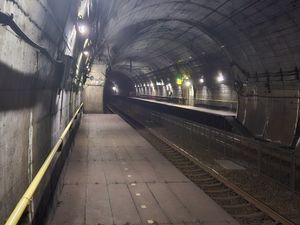 쓰쓰이시역의 상행 홈에서 하행 홈을 바라봄(에치고토키메키 철도 이관 후)