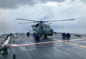 필리핀 해군의 AW159 와일드캣이 BRP 안토니오 루나 FF-151에 탑재되어 있다.