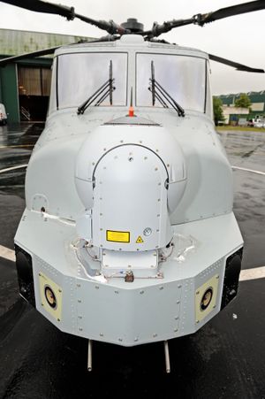 AW159 와일드캣의 정면 모습. 창문이 보이지 않도록 수납된 코에 장착된 광학 센서에 주목