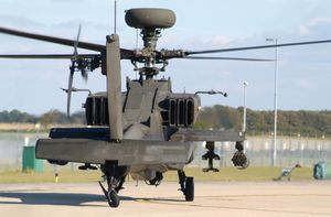 이륙 준비 중인 아파치의 후면, 좁은 동체가 뚜렷하게 보임