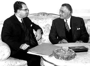 알바자즈(왼쪽)과 이집트 대통령 가말 압델 나세르의 모습, 카이로, 1966년 2월