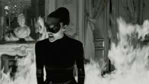 앨리스 와딩턴 연출의 Disco Inferno 세트에서 불꽃 효과 벽에 둘러싸인 루하스