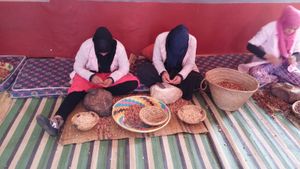 오일 생산은 수작업으로 이루어진다