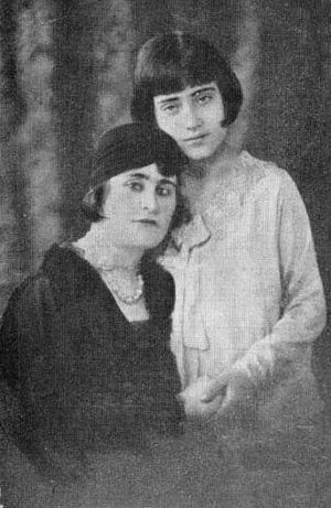 아스마한과 그녀의 어머니 '알리아 알-문드히르