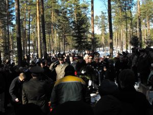 프스코프주 공식 대표단이 화환 헌화 행사를 하고 있다.
