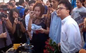 2015년 발렌타인데이 방콕 예술 문화 센터에서 열린 '우리가 (사랑하는) 선거가 도난당했다' 시위의 지도자 아논