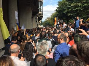 체포 이후 경제부 앞에서 모인 군중.