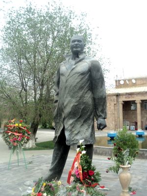 중앙 광장에 있는 바즈겐 사르키샨의 동상
