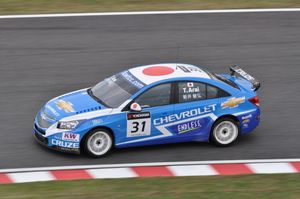 아라이가 2011년 월드 투어링카 챔피언십 시즌 동안 스즈카에서 쉐보레를 위해 운전하고 있다.