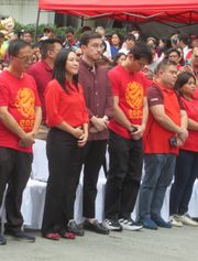 아타이데(가운데)가 2024년 중국 설날 축제 기간에 퀘존 시 시장 조이 벨몬테(왼쪽에서 두 번째)와 부시장 지안 소토(오른쪽에서 두 번째)와 함께 바나웨 차이나타운 지구에 있다.