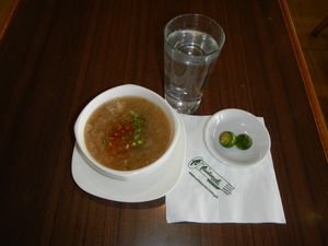 아로스칼도는 일반적으로 깔라만시와 함께 제공된다.