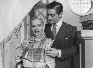 아르헨티나 영화 "La otra y yo" ("다른 나와 나")의 스틸. 왼쪽에는 배우 아멜리아 벤세의 서명이 있으며, 이미지에서 배우 엔리케 알바레스 디오스다도와 함께 왼쪽에 서 있다.