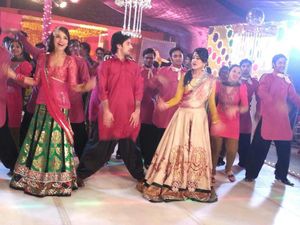 2013년 셰이크가 "Ko Ko Korina"를 부르는 모습.